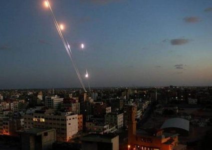 صحيفة عبرية: جيش الاحتلال لم يتمكن من تحديد أماكن مطلقي الصواريخ بغزة