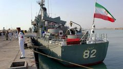 إيران ترسل حاملة مروحيات ومدمرة إلى مضيق باب المندب