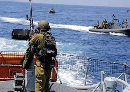 زوارق الاحتلال تُطلق النار وتضخ المياه تجاه مراكب الصيادين ببحر رفح