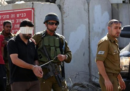 الاحتلال يعتقل خمسة شبان بينهم جريح جنوب بيت لحم