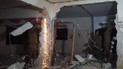 (7) اصابات خلال هدم منزل الأسير قبها(صور)