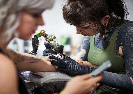 هؤلاء ممنوعون من وشم أجسادهم!