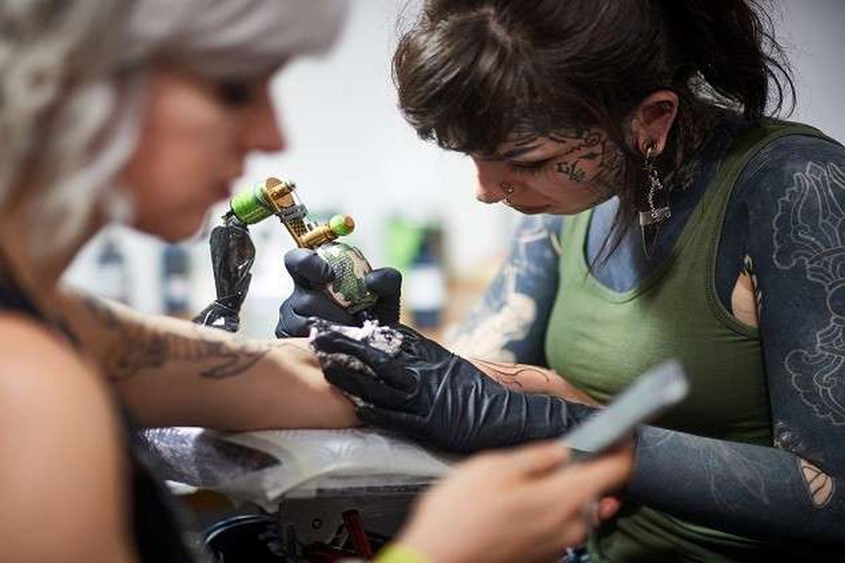 هؤلاء ممنوعون من وشم أجسادهم!, image size:1200x800