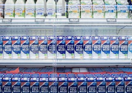 علماء يحذرون من حليب العبوات البلاستيكية