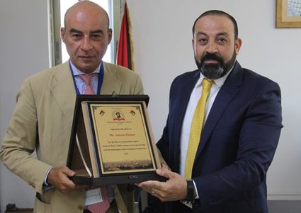 هيئة مكافحة الفساد تكرم خبير النيابة في بعثة الشرطة الأوروبية