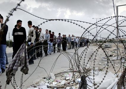 الاحتلال يعتقل 40 عاملا قرب طولكرم