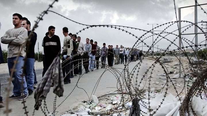 الاحتلال يعتقل 40 عاملا قرب طولكرم