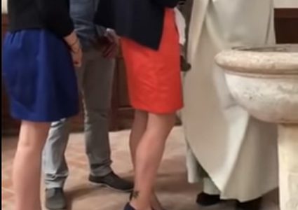 كاهن يصفع رضيعا أثناء تعميده (فيديو)