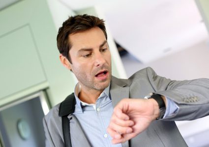 ديلي تلغراف: معاقبة موظف يغادر مكتبه ثلاث دقائق قبل وقت الغذاء