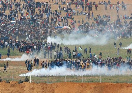 الطواقم الطبية: الغازات السامة التي تطلقها قوات الاحتلال تجاه المتظاهرين "تعطل الجسم بشكلٍ كامل"