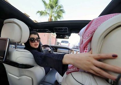 ساعات تفصل المرأة السعودية عن مقود قيادة السيارات!