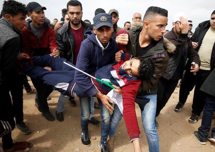 35 إصابة في جمعة الوفاء للجرحى على حدود غزة