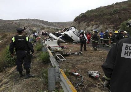 سقوط حافلة رياضيين في هاوية ومقتل 8 من ركابها