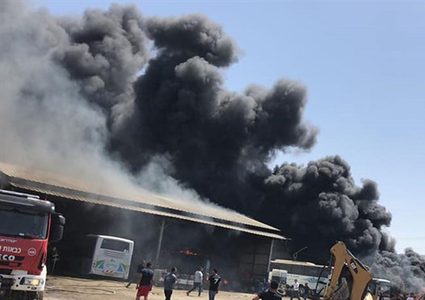 بالصور.. حريق ضخم في موقف حافلات رهط