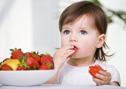 5 نصائح لتجعل طفلك يتناول طعاماً صحياً