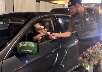 كيف استقبل السعوديون تنفيذ قرار السماح بقيادة المرأة للسيارة؟