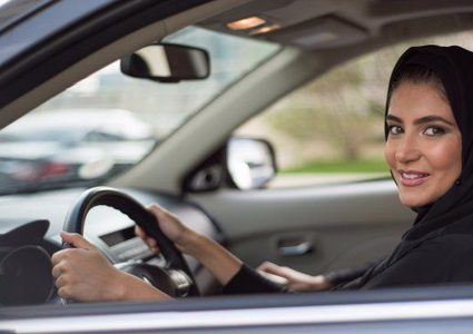 للمرة الأولى في تاريخ المملكة..السعوديات خلف مقود السيارة رسمياً