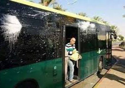 شبان يلقون قنابل "مولوتوف" على حافلة للمستوطنين بالخليل