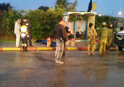 مستوطنون يقيمون محطة انتظار في منطقة تل الرميدة