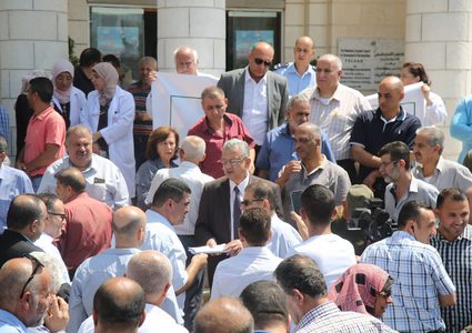 المحافظ أبو بكر يعلن عن تجميد قرار إغلاق مستشفى جمعية الهلال الأحمر بطولكرم لمدة شهر