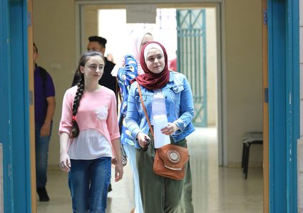 لماذا تحولت "النجاح" إلى قِبلة الخريجين؟