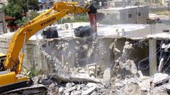 الاحتلال يشرع بهدم وتجريف مشاتل ومنشآت في حزما شمال شرق القدس