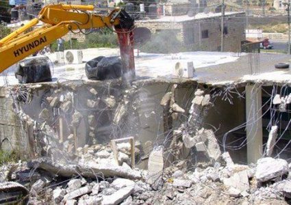 الاحتلال يشرع بهدم وتجريف مشاتل ومنشآت في حزما شمال شرق القدس