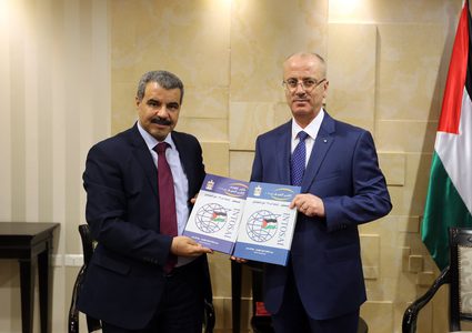 رئيس الوزراء يتسلم التقرير  السنوي لديوان الرقابة المالية والإدارية للعام 2017