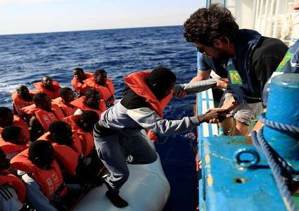 إيطاليا تقسو على المهاجرين مانعة إنقاذهم من عرض البحر!