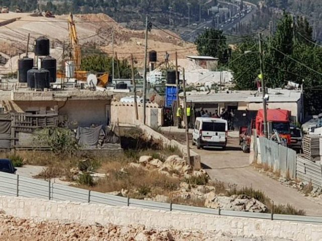 الاحتلال يهدم منزلاً في بيت حنينا بالقدس المحتلة