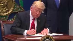 المحكمة العليا تؤيد قرار ترمب حظر سفر مواطني عدة دول مسلمة