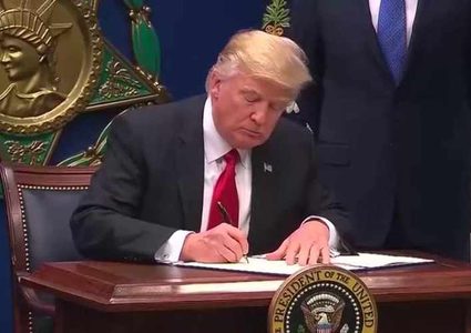 المحكمة العليا تؤيد قرار ترمب حظر سفر مواطني عدة دول مسلمة