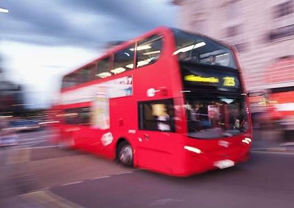 إنقاذ حافلة سريعة أصيب سائقها بسكتة دماغية(فيديو)