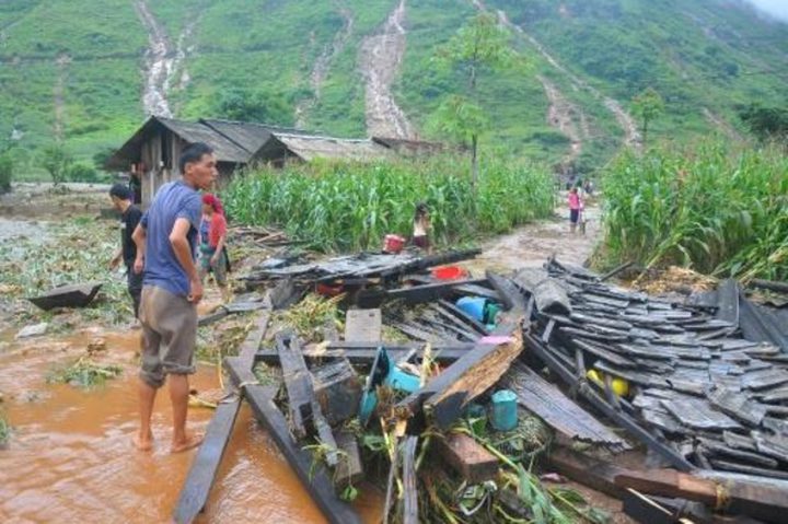 مصرع 15 شخصا جراء سيول وانهيارات أرضية في فيتنام