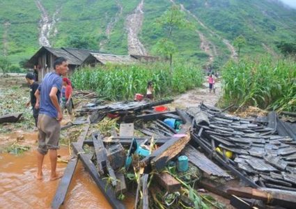 مصرع 15 شخصا جراء سيول وانهيارات أرضية في فيتنام