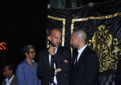 يسرا تغيب عن عزاء والد "أبو" والمطرب الشاب يثير الجدل