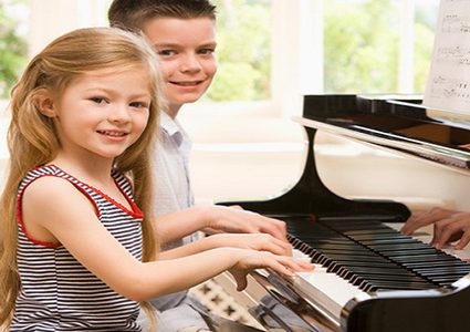 هل يمكن الإستعانة بدروس "البيانو" من أجل تطوير مهارات الطفل اللغوية ؟