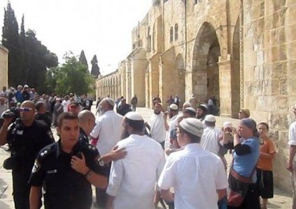 مستوطنون يواصلون اقتحامهم للأقصى بحماية قوات الاحتلال