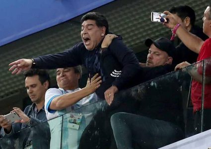 مونديال روسيا.. مارادونا يفقد صوابه ويثير الاستغراب