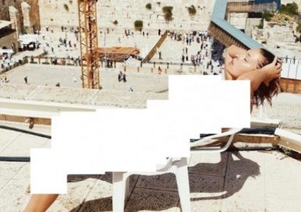 بالصور: عارضة أزياء تلتقط صورًا عارية قرب حائط البراق في القدس