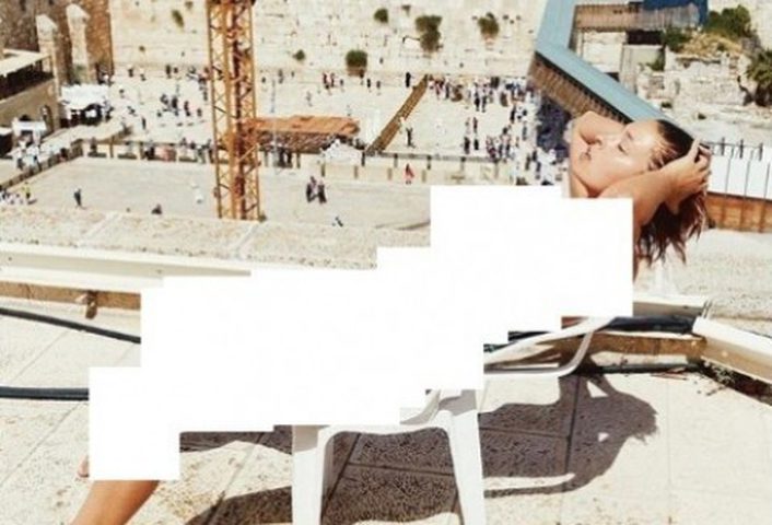 بالصور: عارضة أزياء تلتقط صورًا عارية قرب حائط البراق في القدس