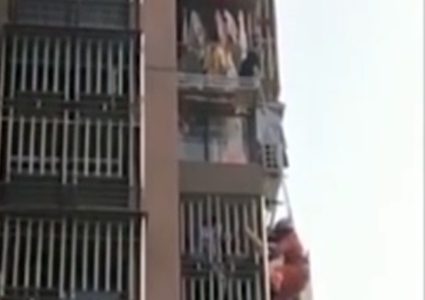 شاهد.. فتاة تسقط من الطابق السادس وتنجو "بمعجزة"