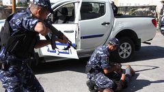 القبض على مطلوب صادر بحقه ٦ أوامر حبس في نابلس