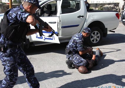 القبض على مطلوب صادر بحقه ٦ أوامر حبس في نابلس