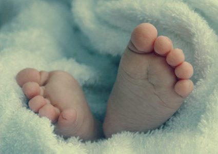 غموض يكتنف سبب وفاة رضيع في الخليل... فما علاقة والدته؟