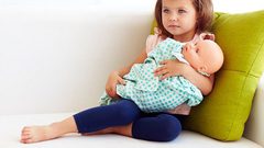 ما هي دلالة حمل الطفل لألعابه بإستخدام ذراعهم اليسرى ؟