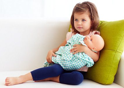 ما هي دلالة حمل الطفل لألعابه بإستخدام ذراعهم اليسرى ؟