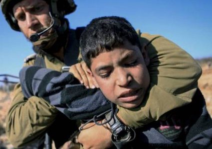 أسرى قاصرون يتعرضون للتنكيل خلال عملية اعتقالهم