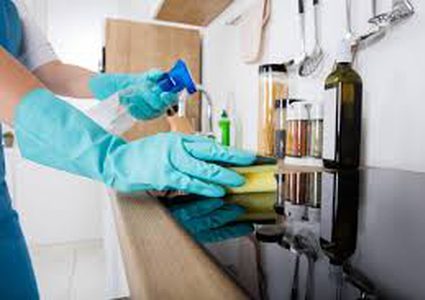 ما هي الطريقة الأفضل لتنظيف وتعقيم المنزل ؟