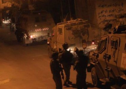 الاحتلال يعتقل مواطنا ويفتش عدة منازل
